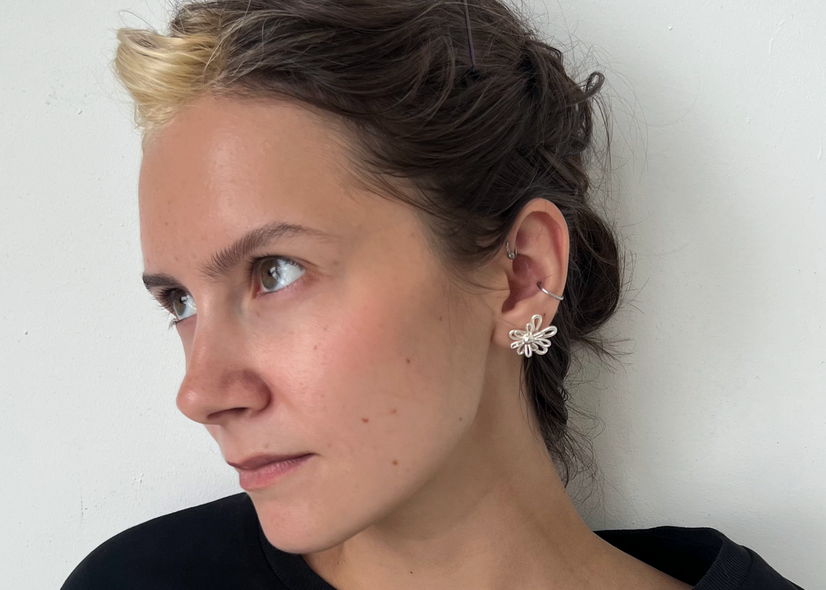 silver flower stud&nbsp;earring