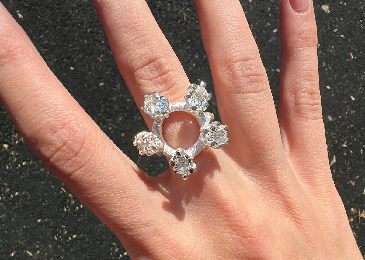 tsvetochek ring with five&nbsp;gems